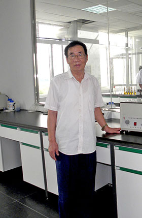 technician of chelated minerals for animals